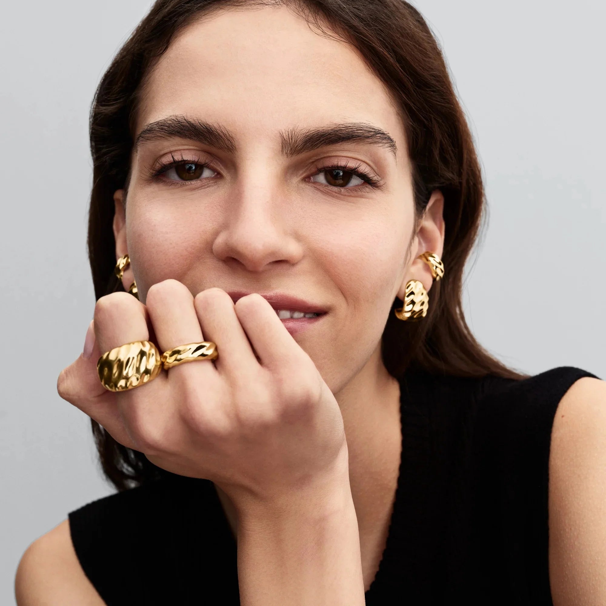 Viļņainas tekstūras plati stīpiņu auskari