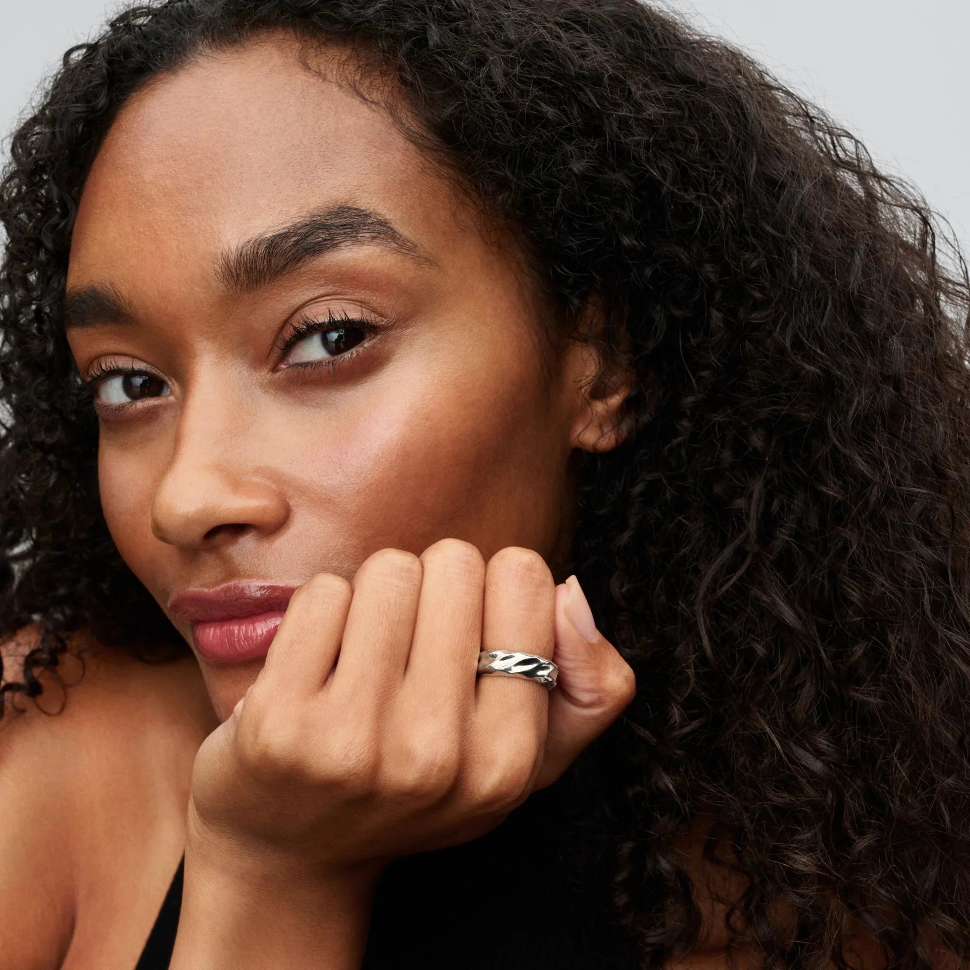 Viļņainas tekstūras plats stīpas gredzens