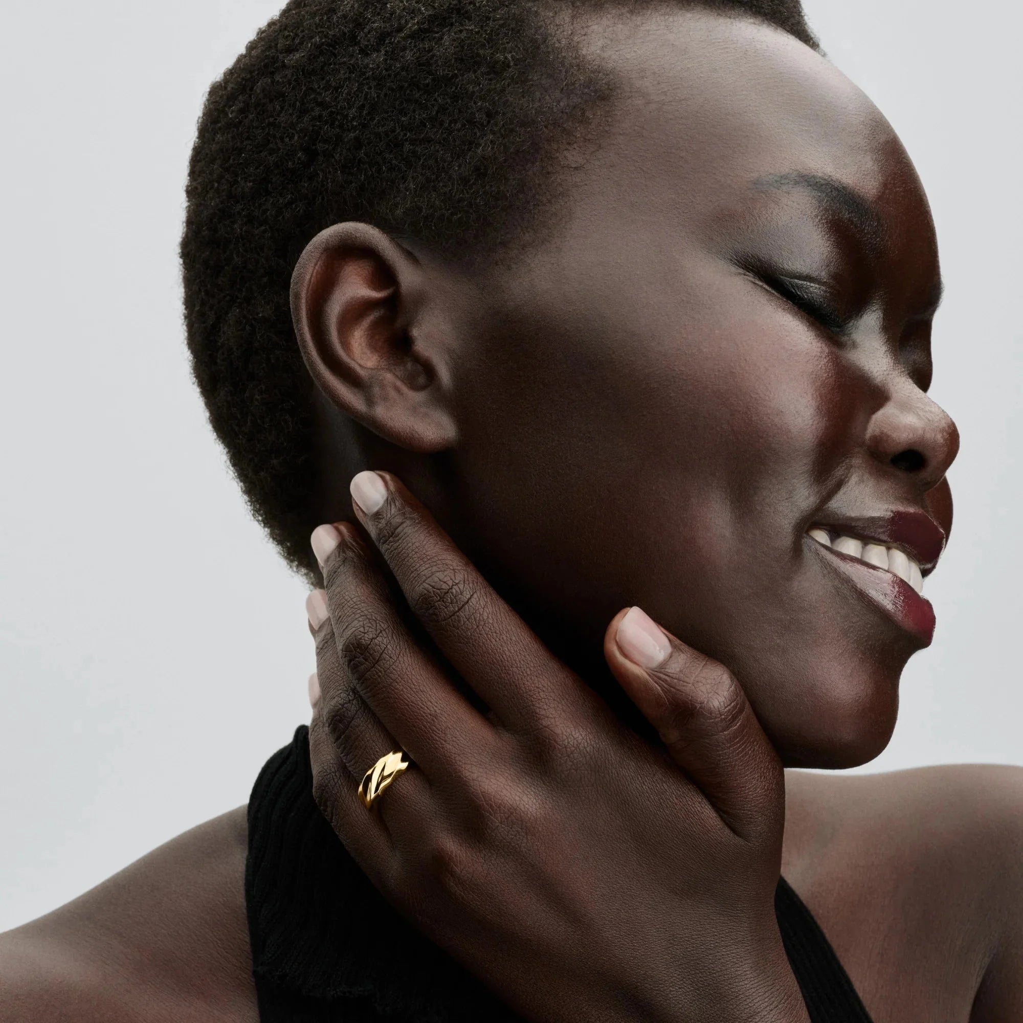 Viļņainas tekstūras plats stīpas gredzens