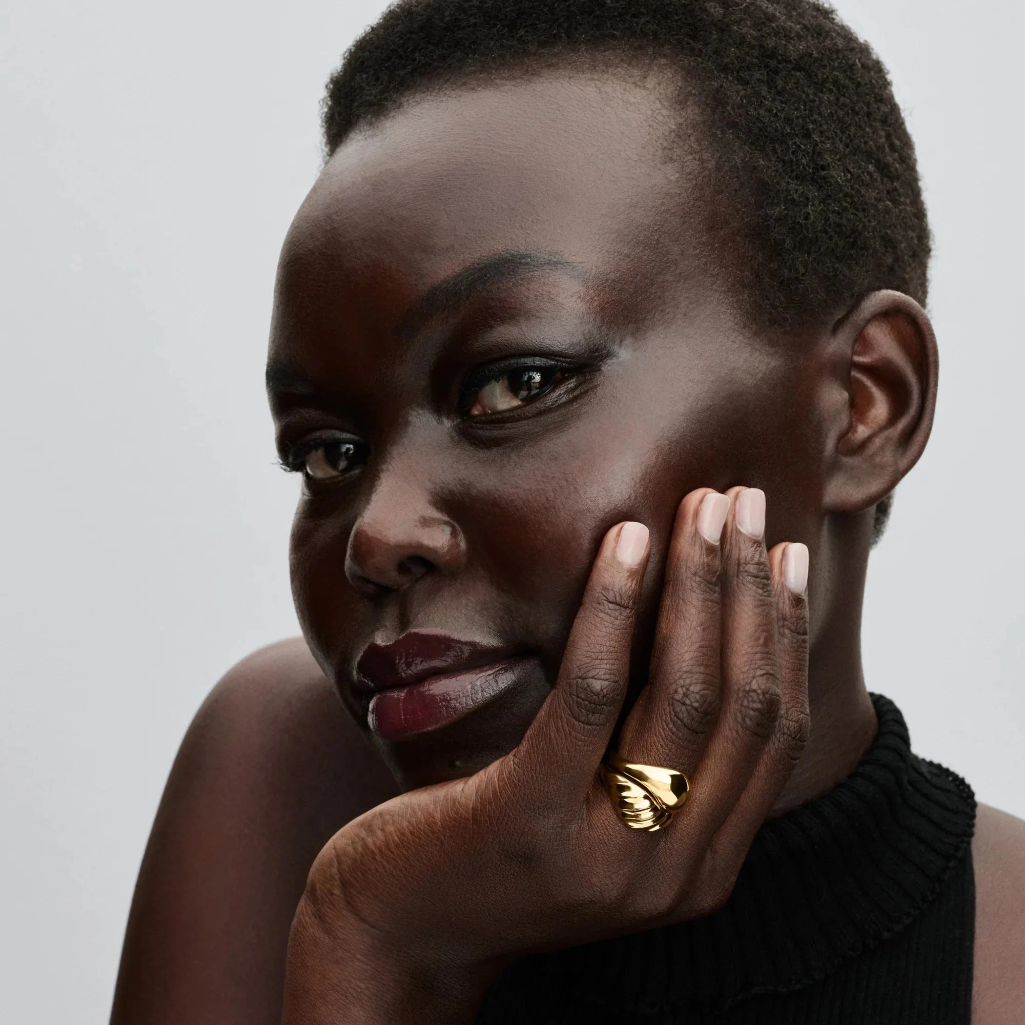 Viļņainas tekstūras savstarpēji savienoti gredzeni