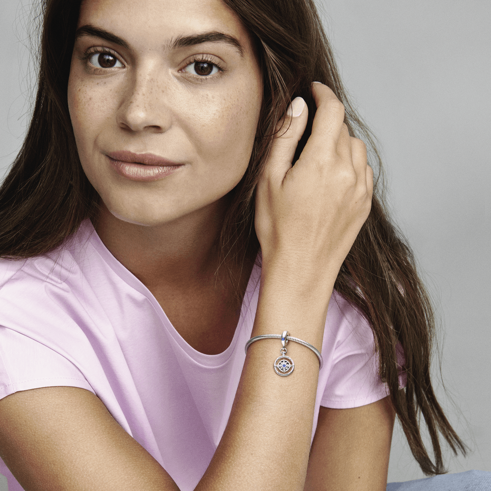 Piekarināmais rotējošā kompasa amulets