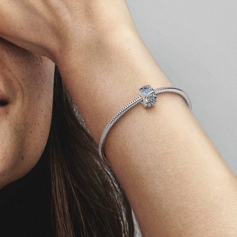 Piespraužamais izliektas spalvas un Pavé amulets