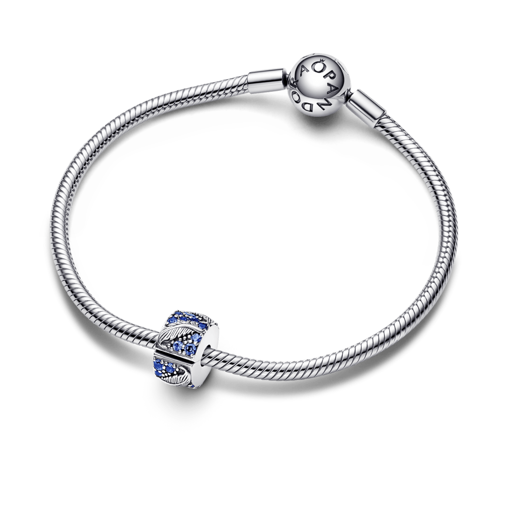 Piespraužamais izliektas spalvas un Pavé amulets