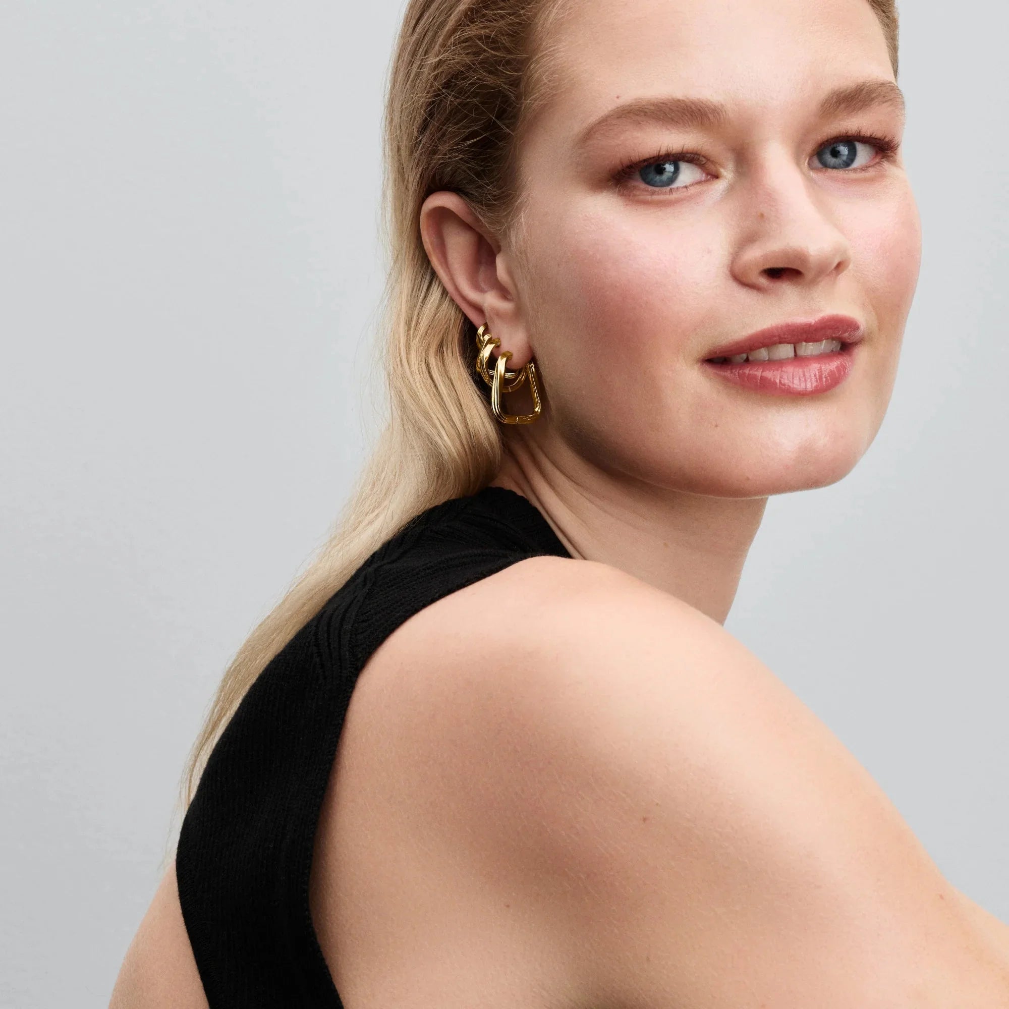 Lieli savīti trīsstūra auskari