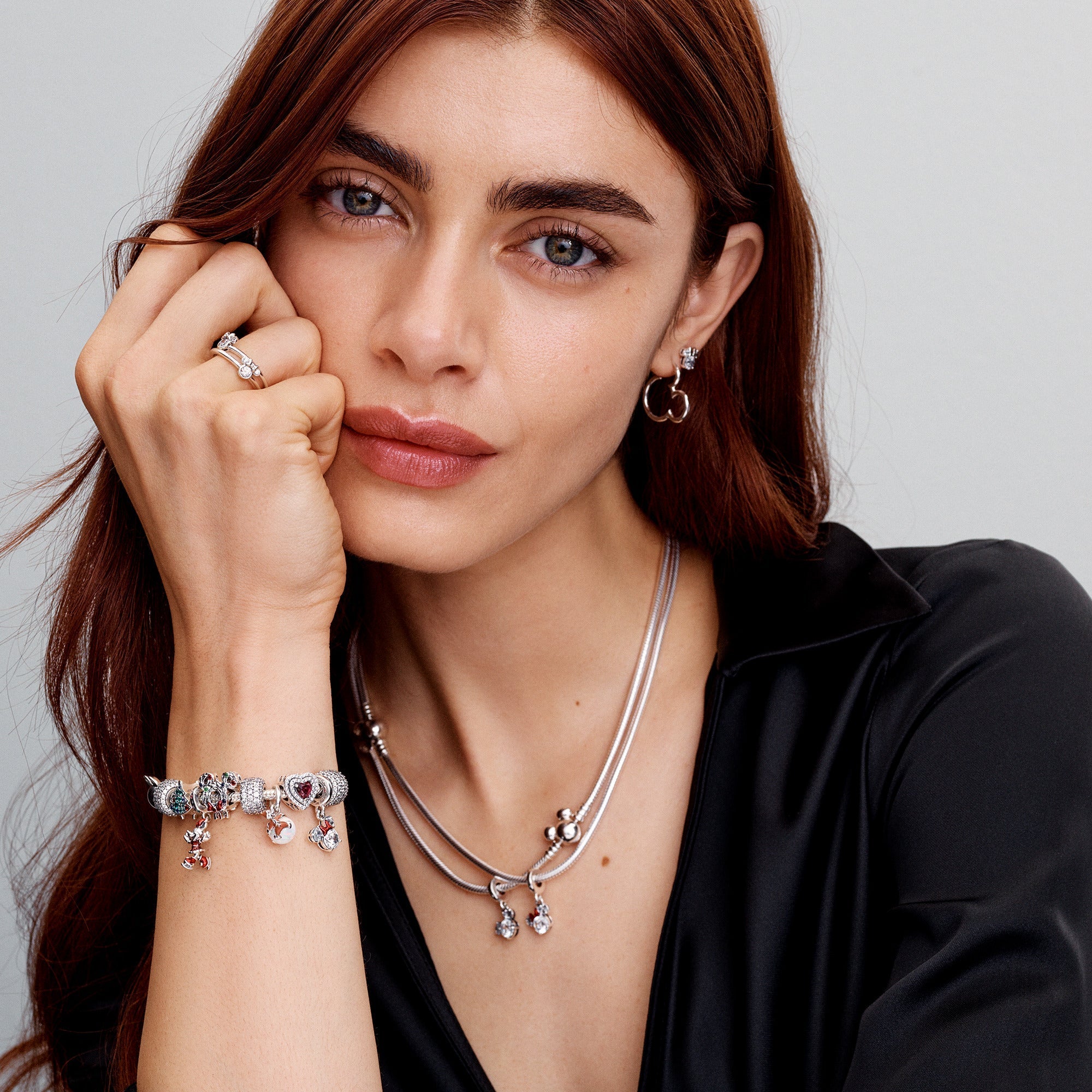 Disney Dzirkstošais Mikija galvas silueta piekariņš