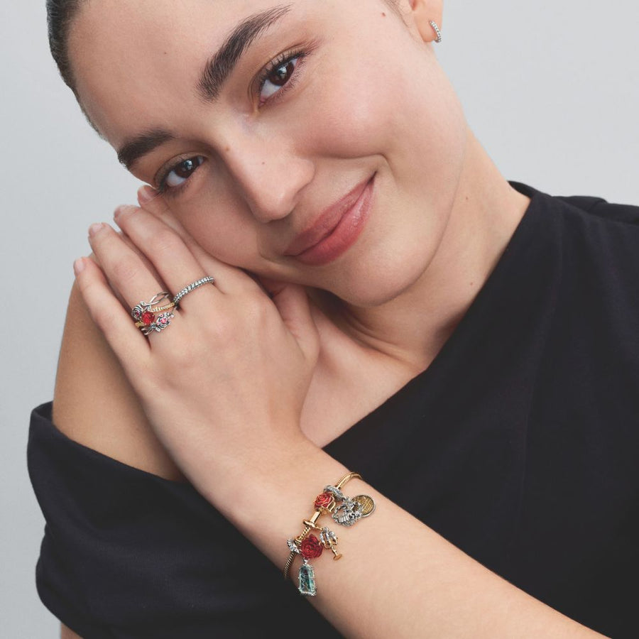 Disney skaistules un briesmoņa apburtās rozes amulets