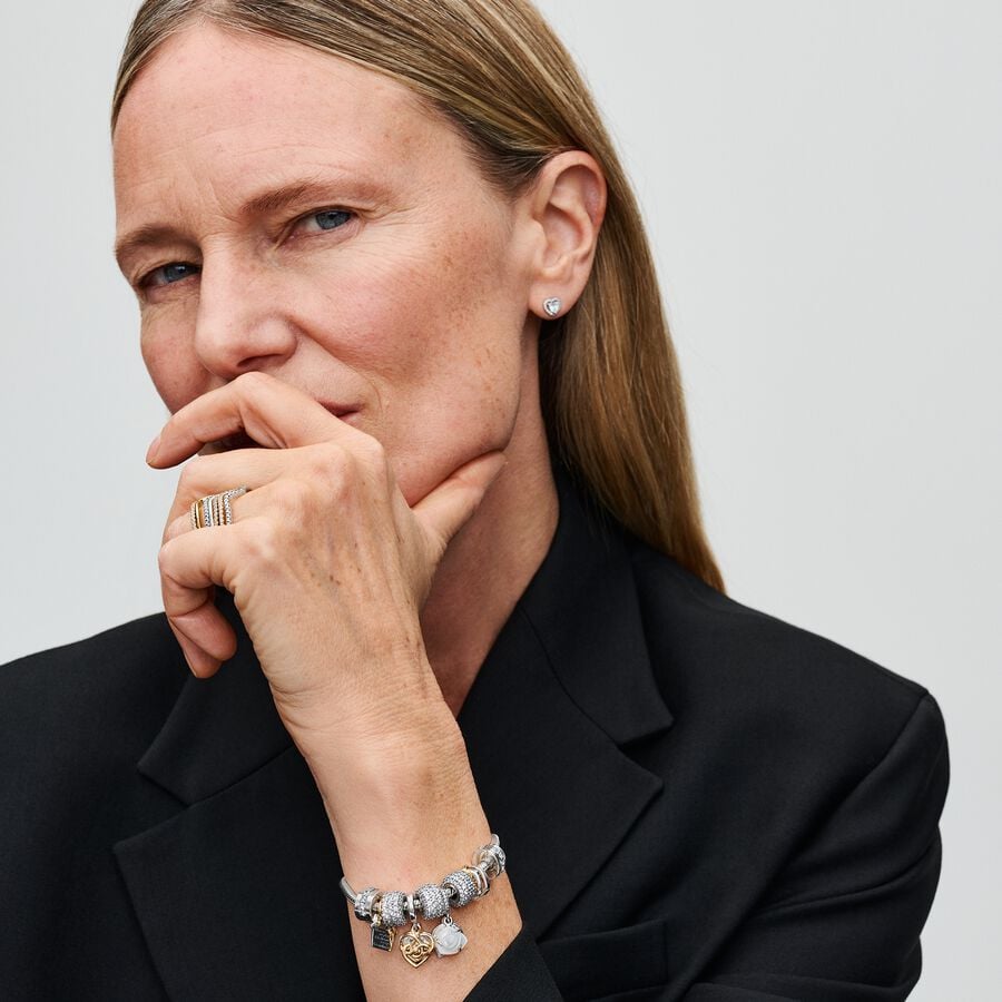 Divtoņu vecmāmiņas mājas amulets