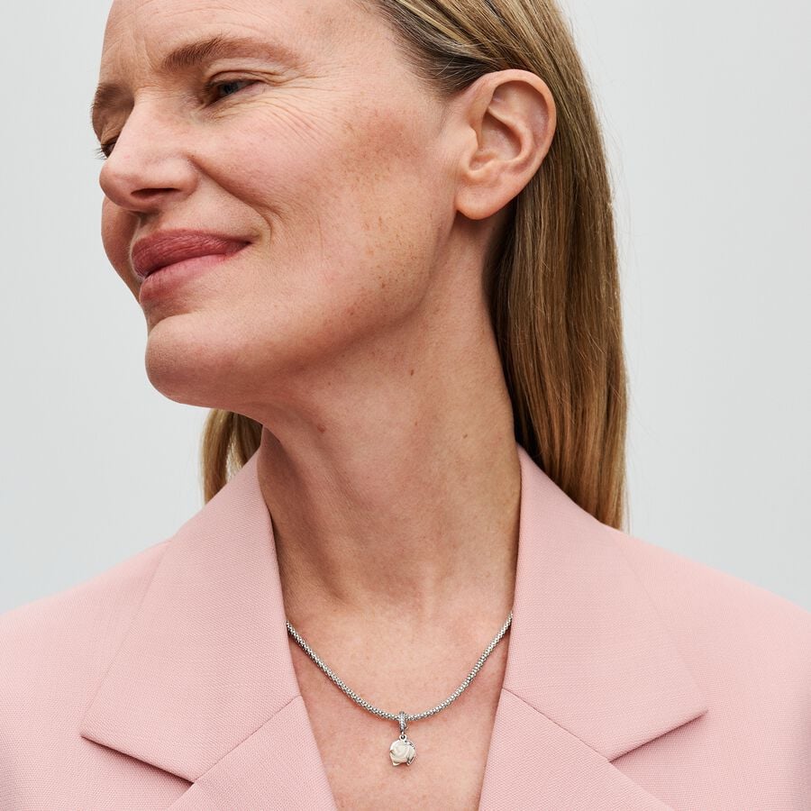 Baltā rozes zieda dubultais amulets