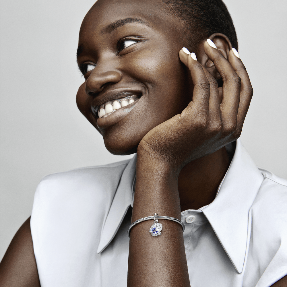 Piekarināmais zilā tauriņa un pēdiņu amulets