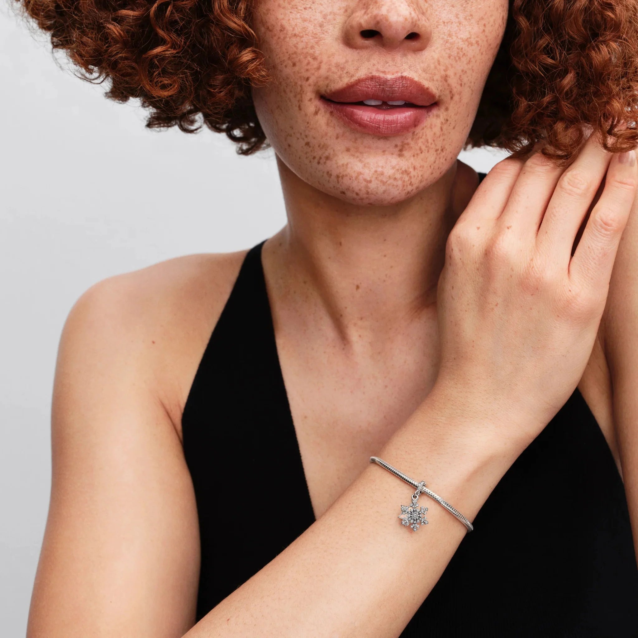 Opalescējošais sniegpārsliņas dubultā kulona amulets