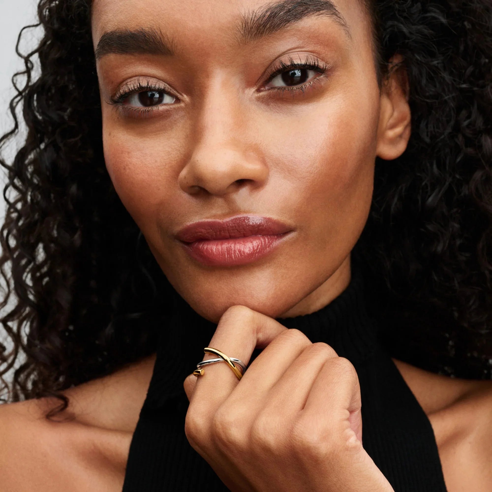 Divkrāsu dubultais organiskas formas gredzens