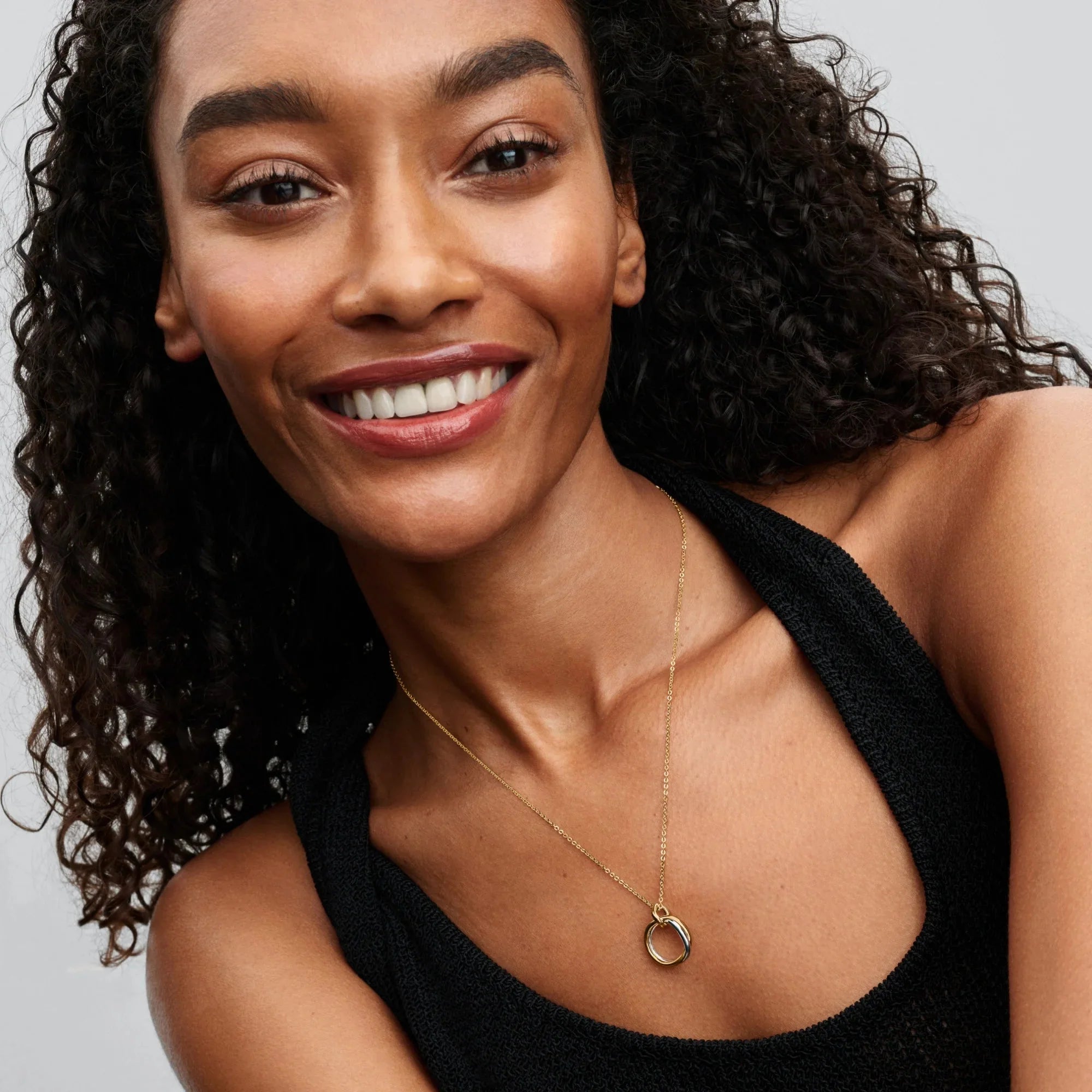 Divkrāsu organiska kaklarota ar kulonu