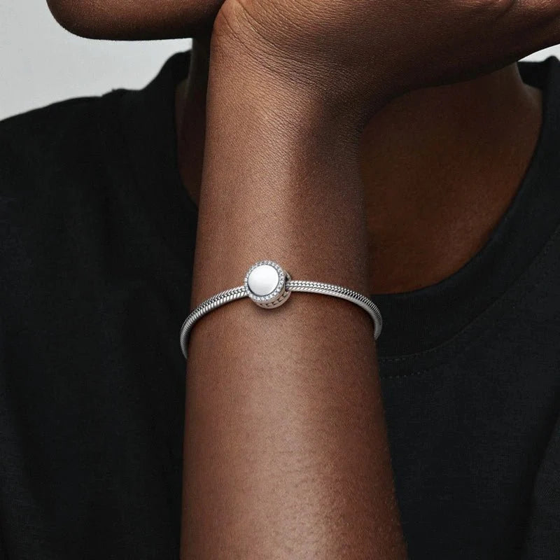 Mirdzošs iegravējams pogas amulets