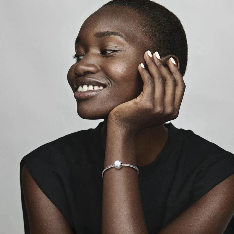 Mirdzošs iegravējams pogas amulets