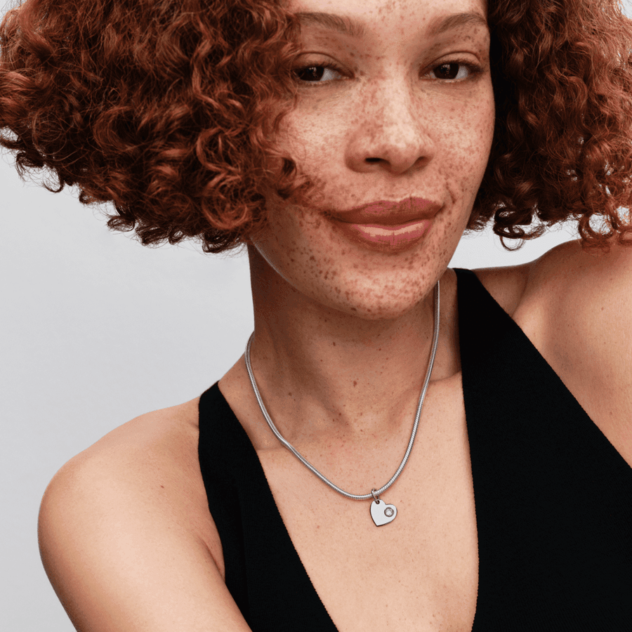 Aprīļa gravējamais sirds formas caurspīdīga akmens amulets