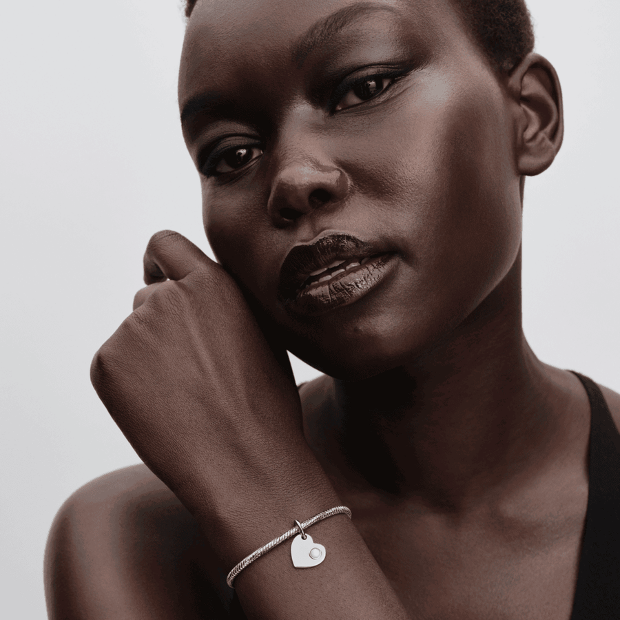 Jūnija gravējamais sirds formas baltā akmens amulets