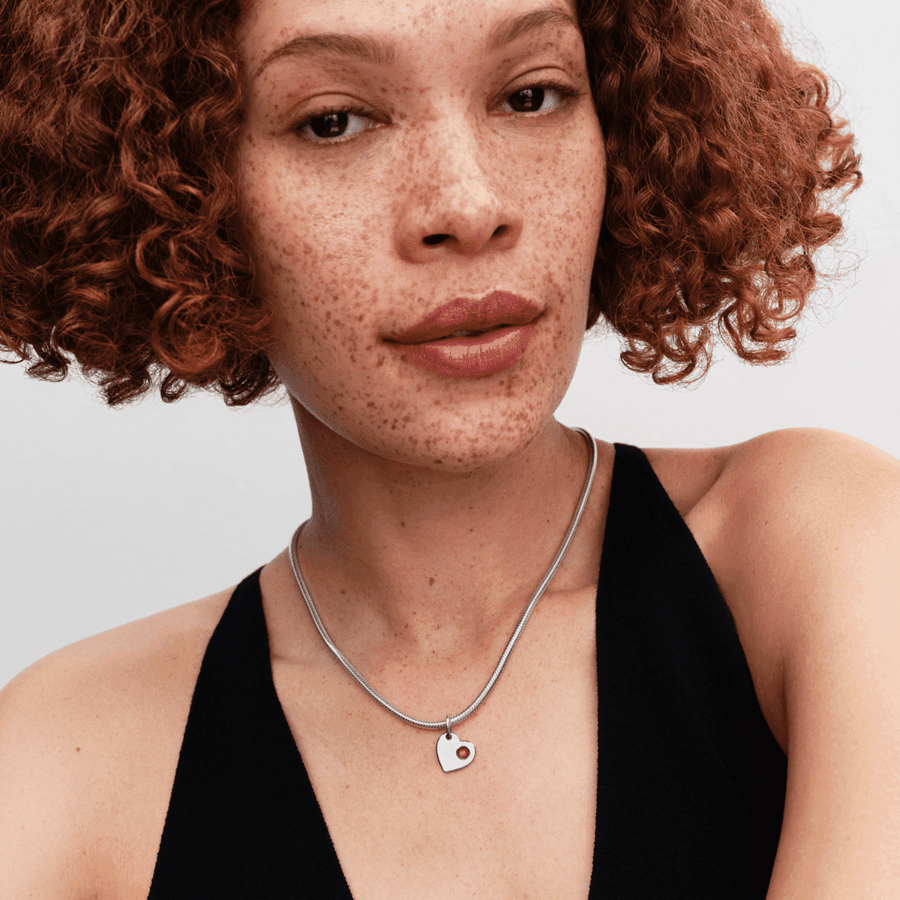 Jūlija gravējamais sirds formas sarkanā akmens amulets