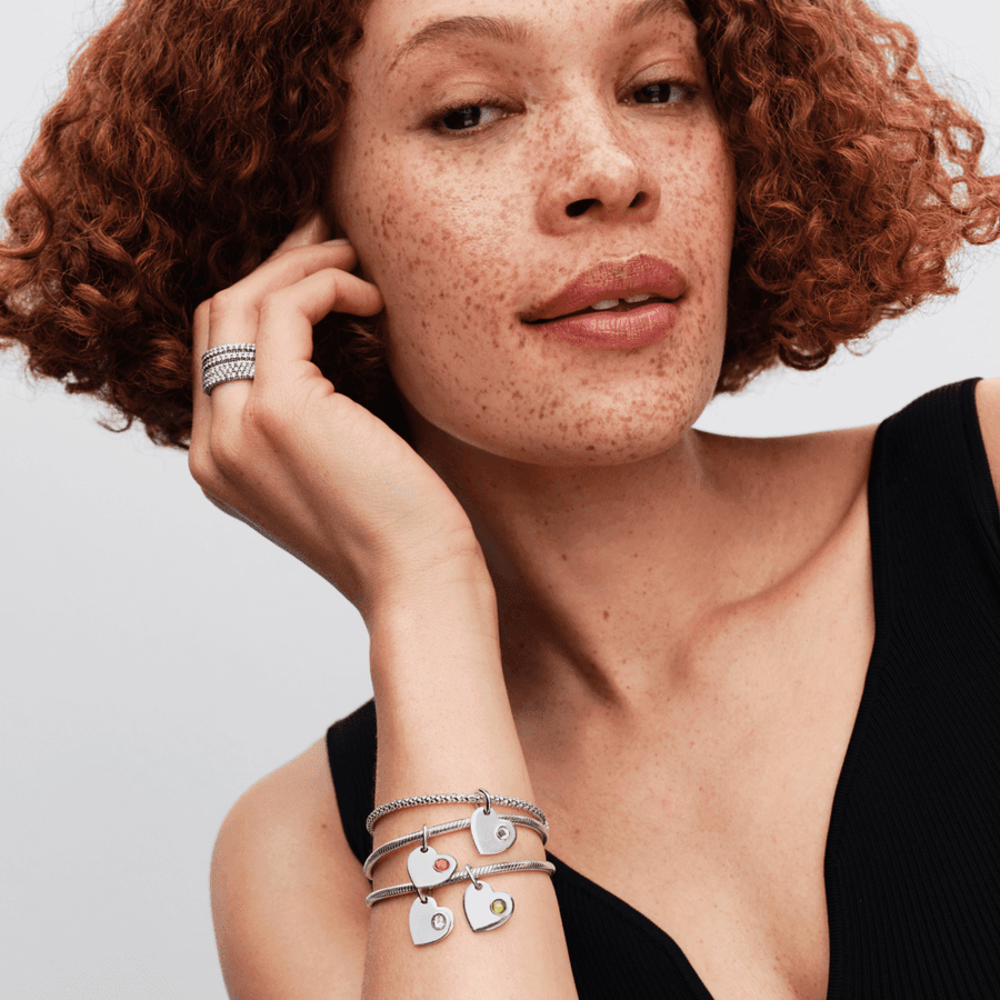 Jūlija gravējamais sirds formas sarkanā akmens amulets