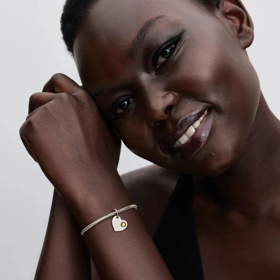 Iegravējams sirds meduskrāsas akmeņa amulets