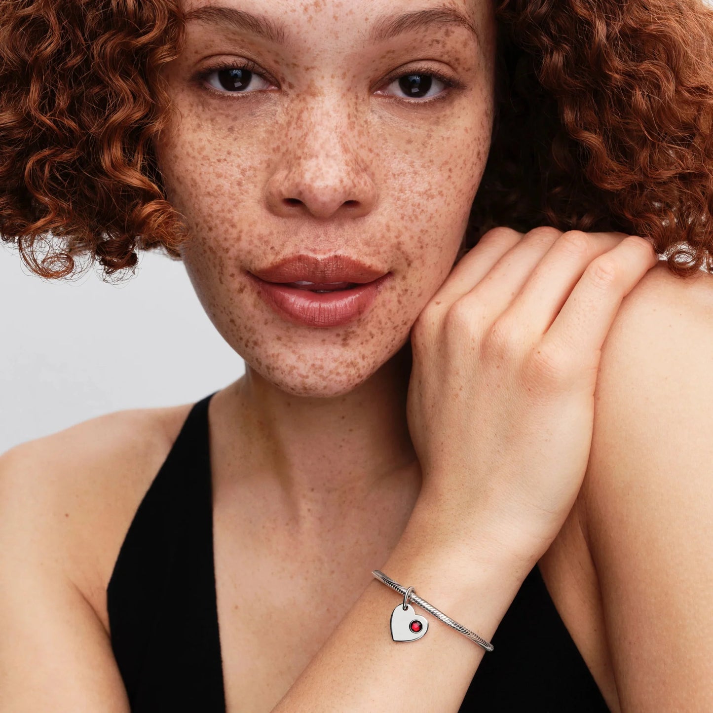 Iegravējams sirds sarkanā akmeņa amulets