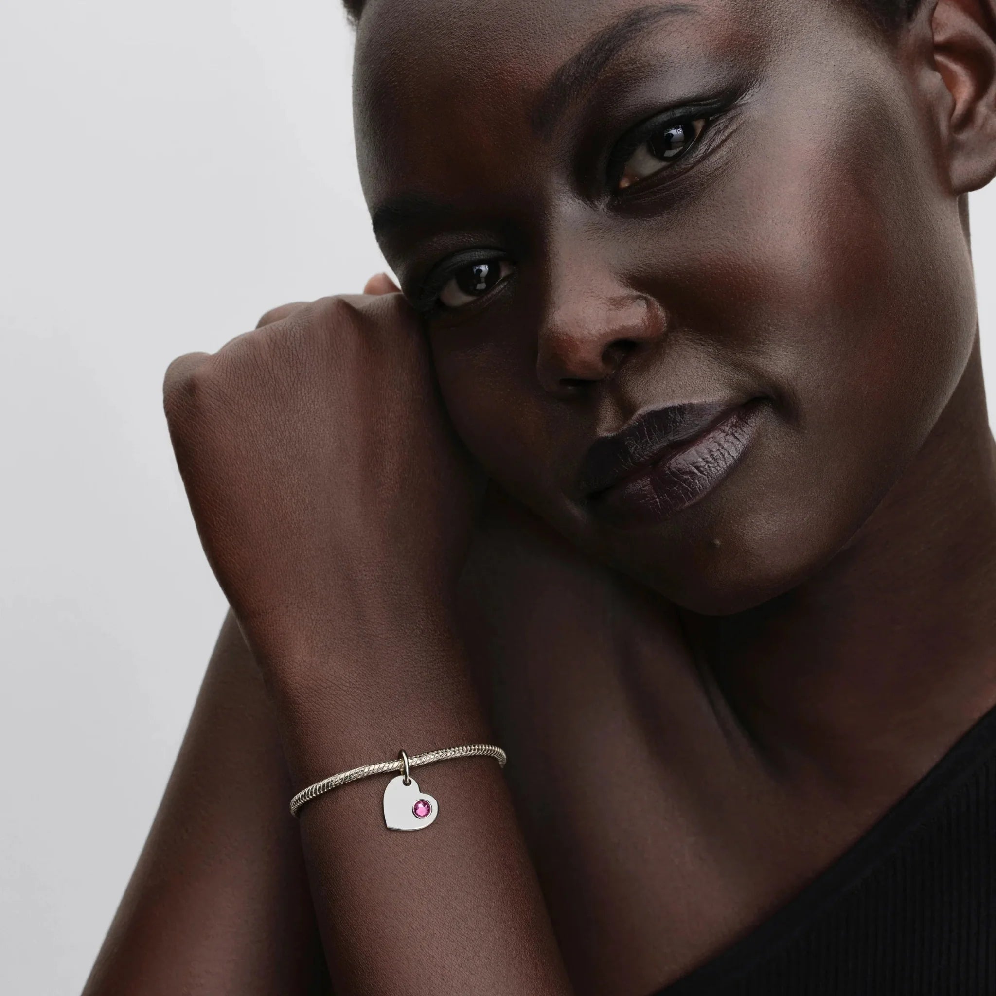 Iegravējams sirds rozā akmeņa amulets