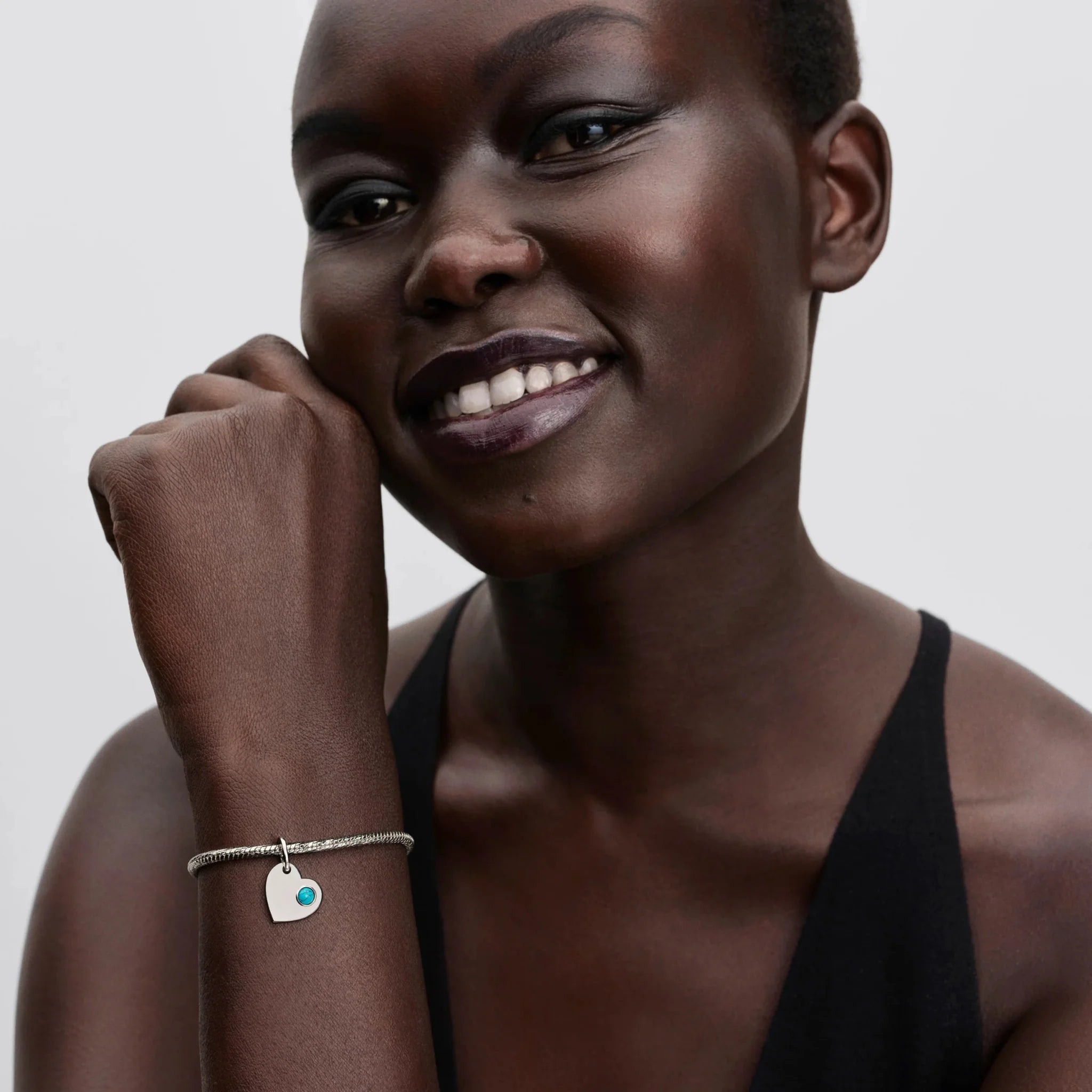 Iegravējams sirds tirkīzzilā akmeņa amulets