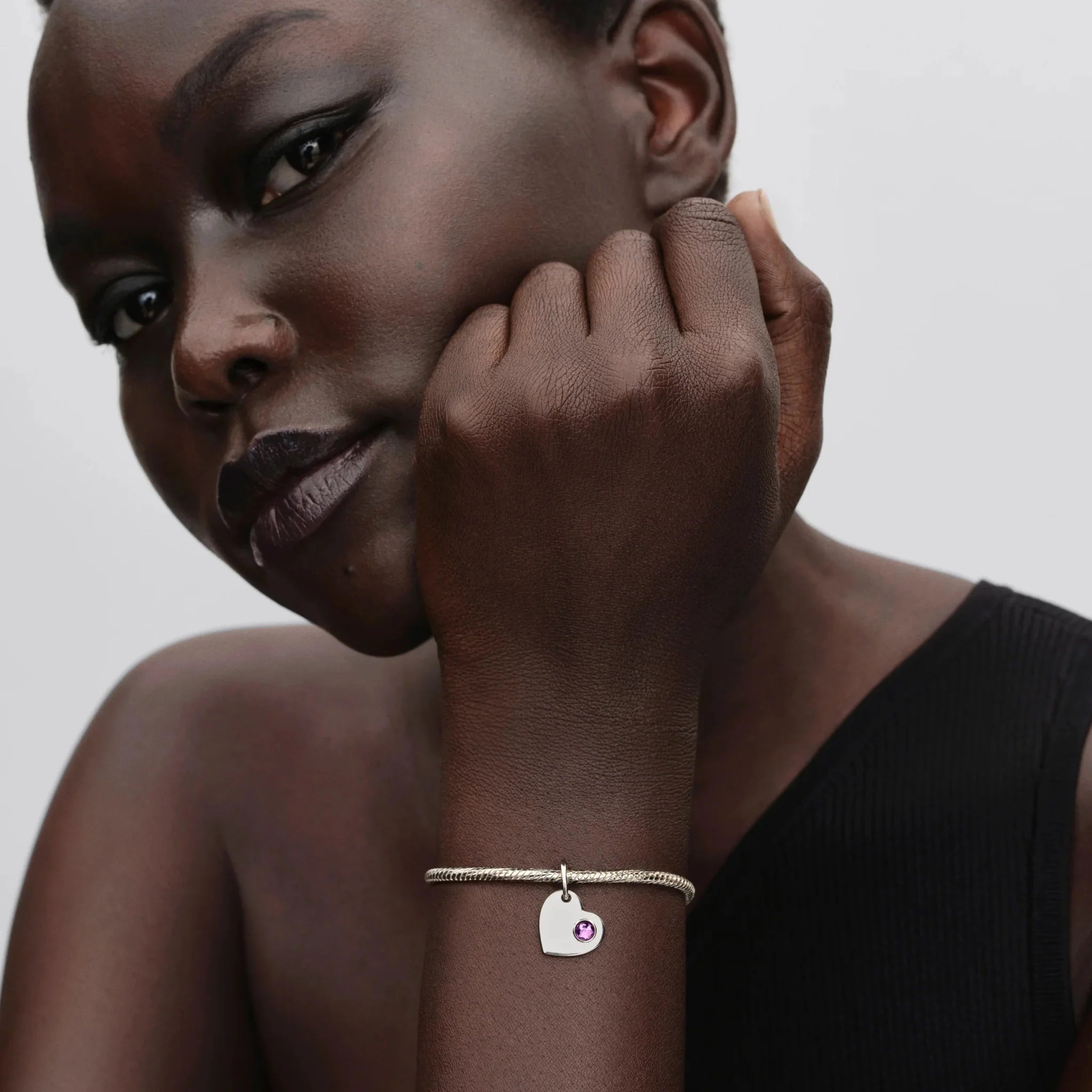 Iegravējams sirds violetā akmeņa amulets