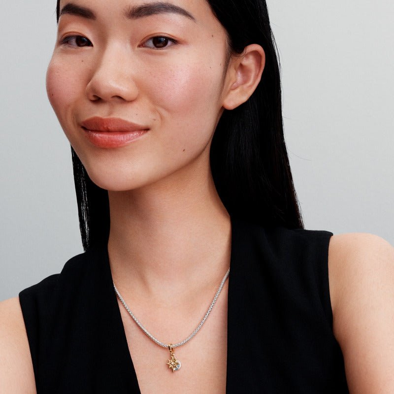 Laboratorijā audzēts dimanta amulets ar gravējumu Ziemeļzvaigzne