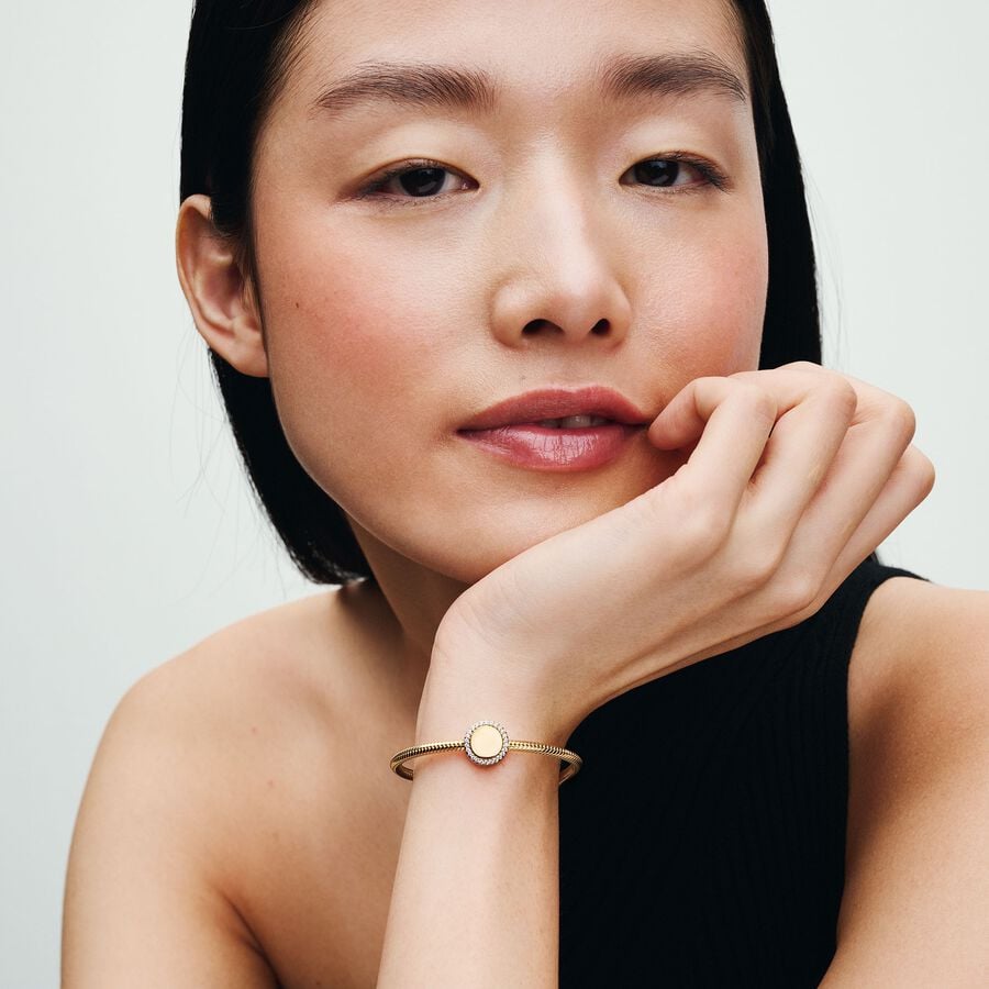 Iegravējams mirdzošais pogas amulets