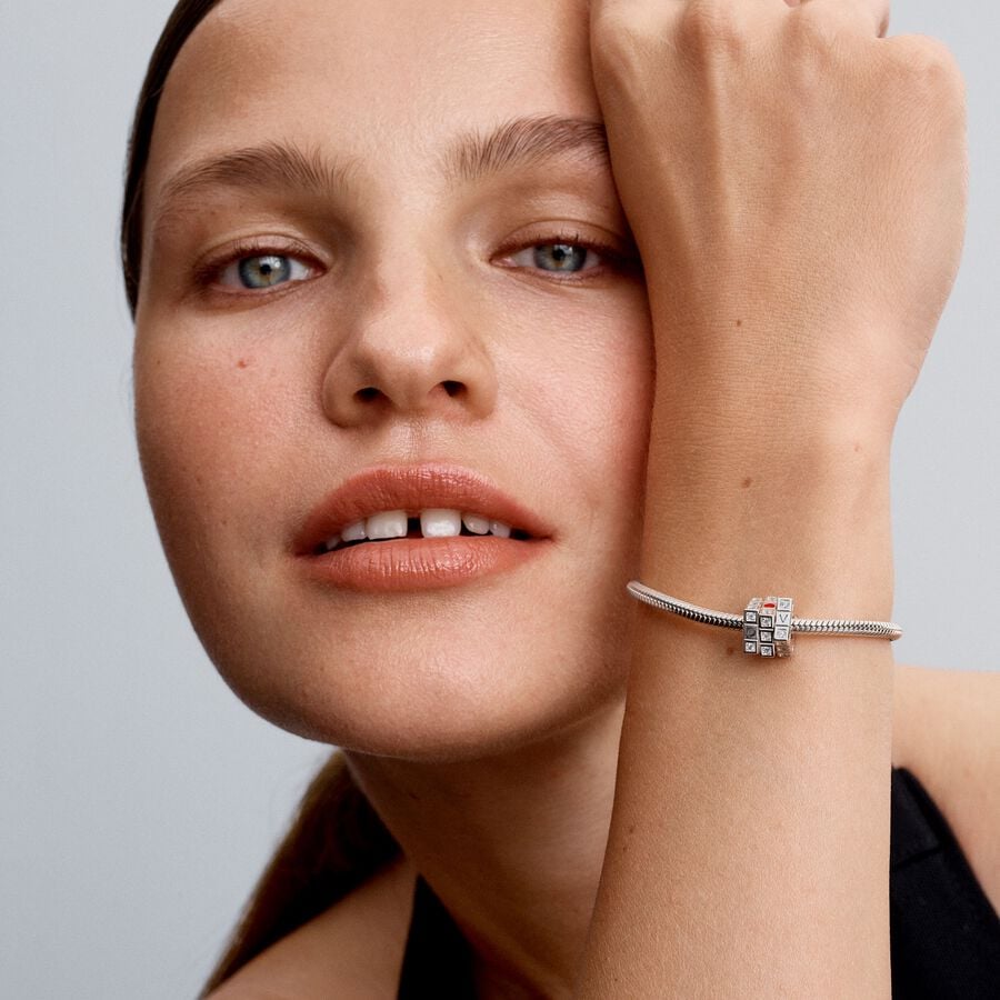 Kustīgais Toy Cube amulets