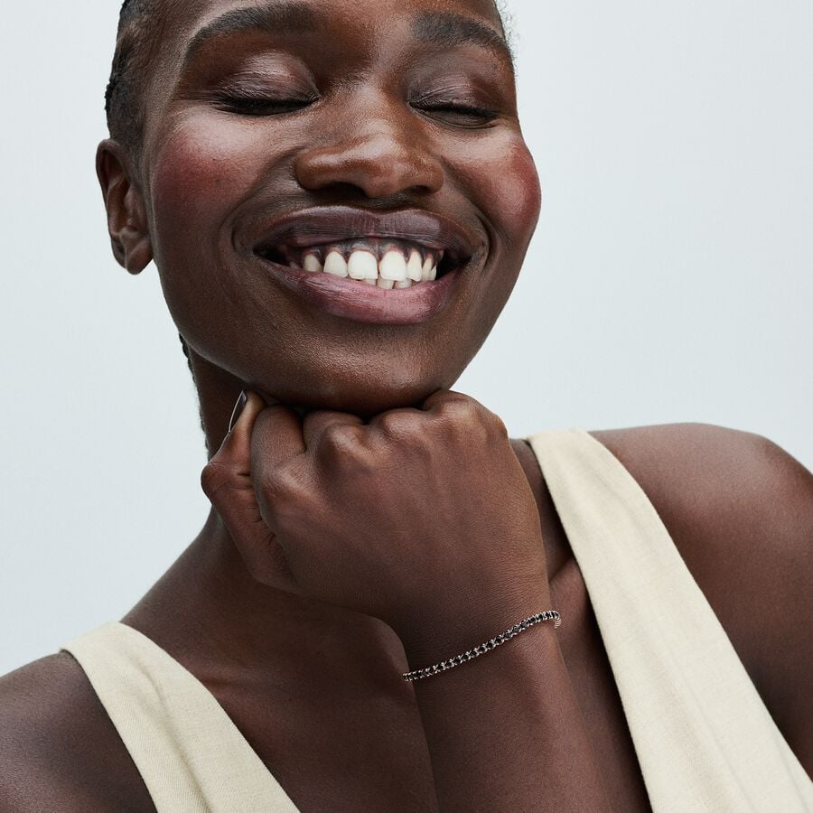 Melna spīdīga tenisa rokassprādze