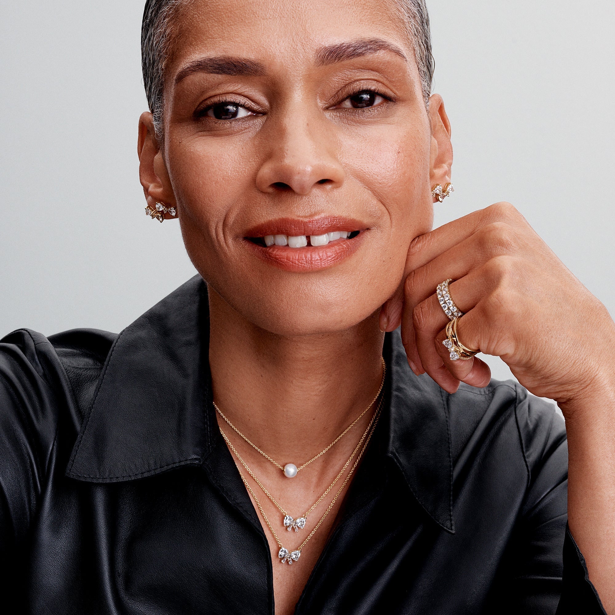 Kaklarota ar apstrādātu, mākslīgi audzētu saldūdens pērli