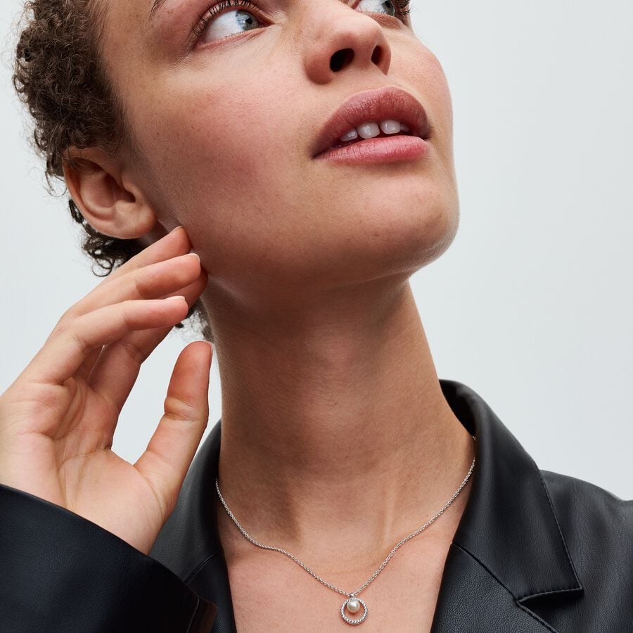 Dāvanu komplekts: Kaklarota ar apstrādātām kultivētām saldūdens pērlēm & Kniedes auskari ar apstrādātām