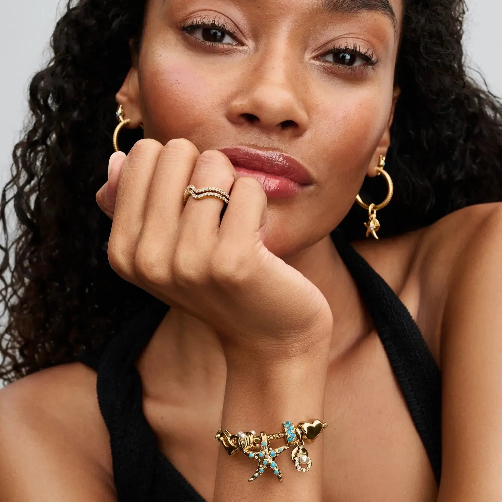 Abstrakto viļņu amulets