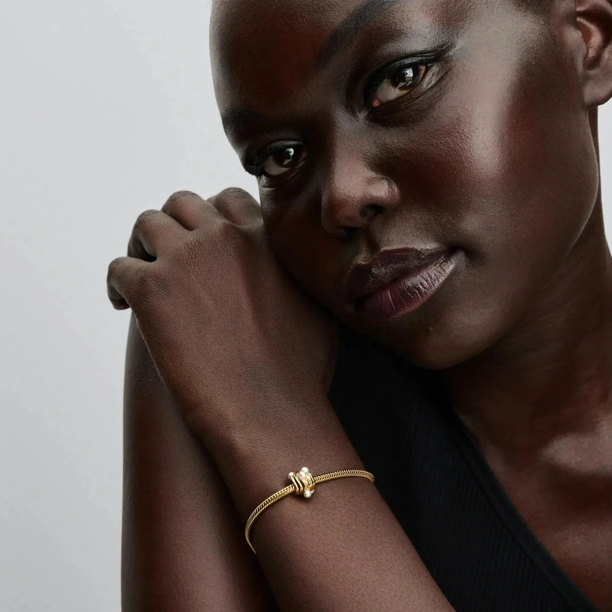 Abstrakto viļņu amulets