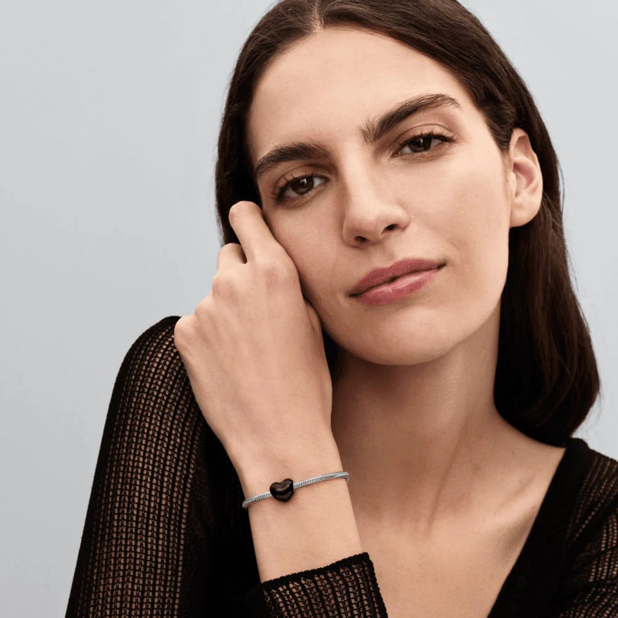 Melnais sirds amulets