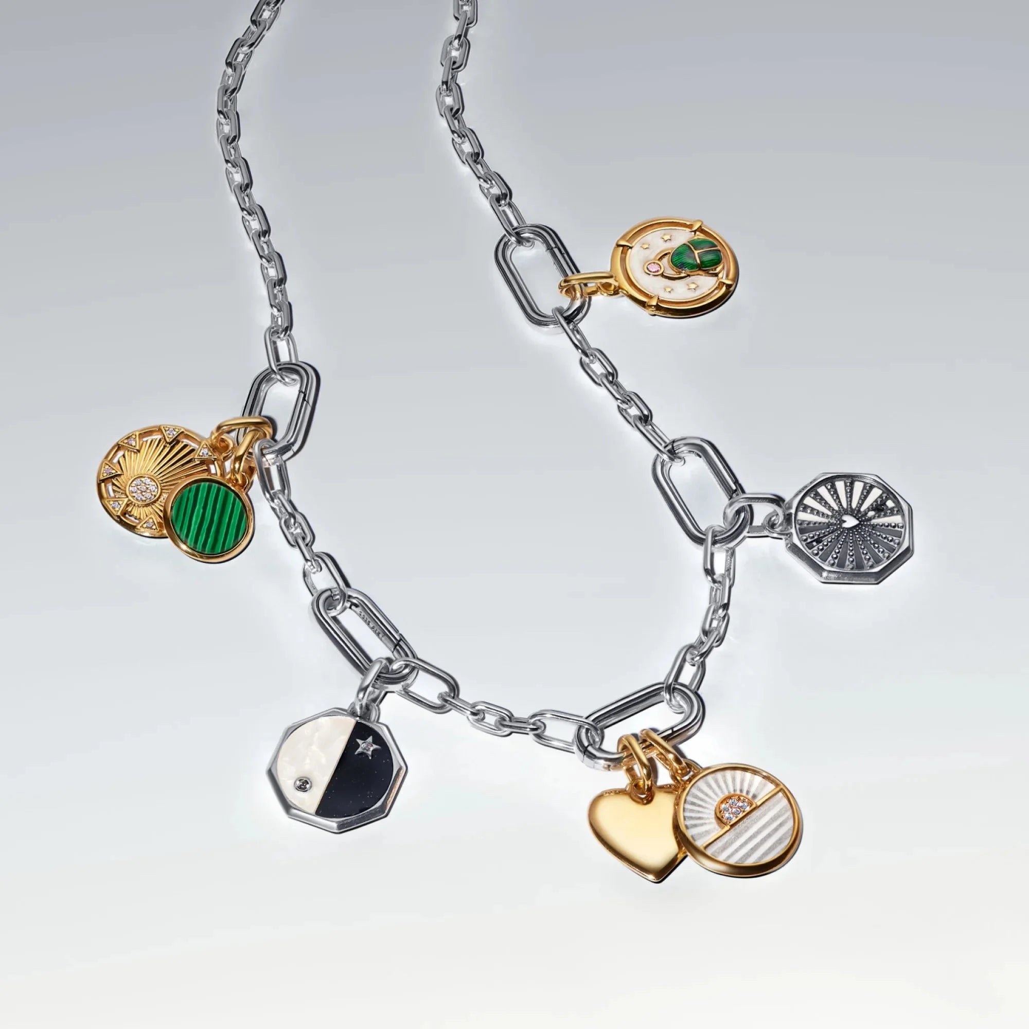 Saullēkta medaljona amulets