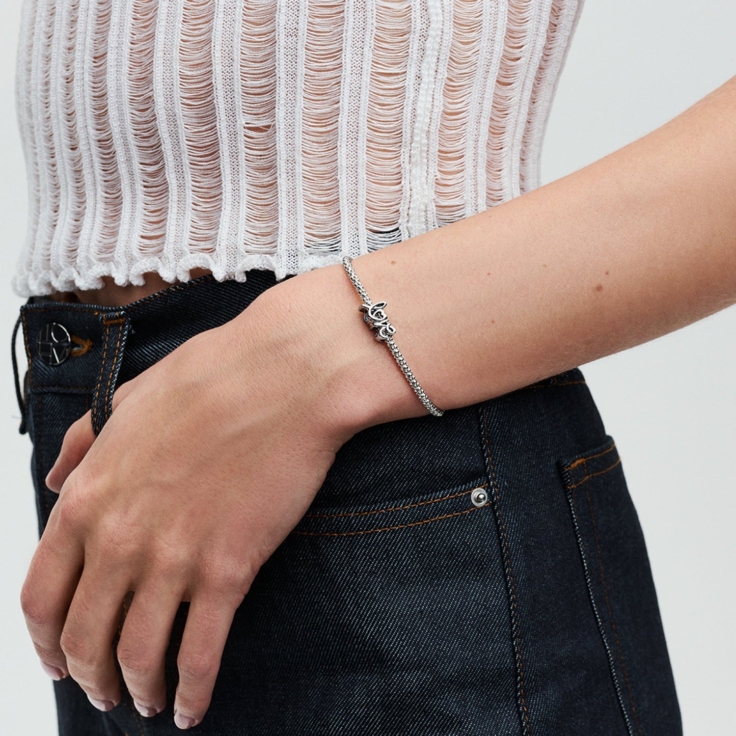 Ar roku rakstītas mīlestības amulets