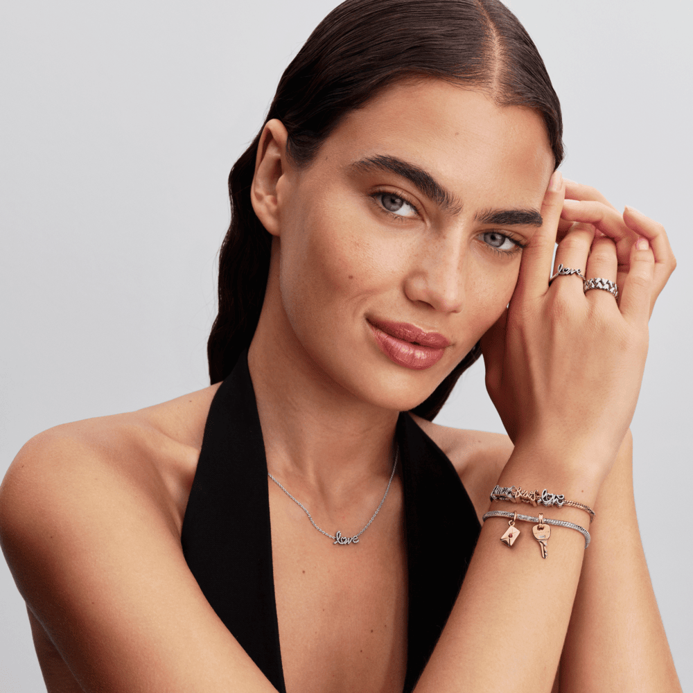 Amulets ar uzrakstu "AmorE"