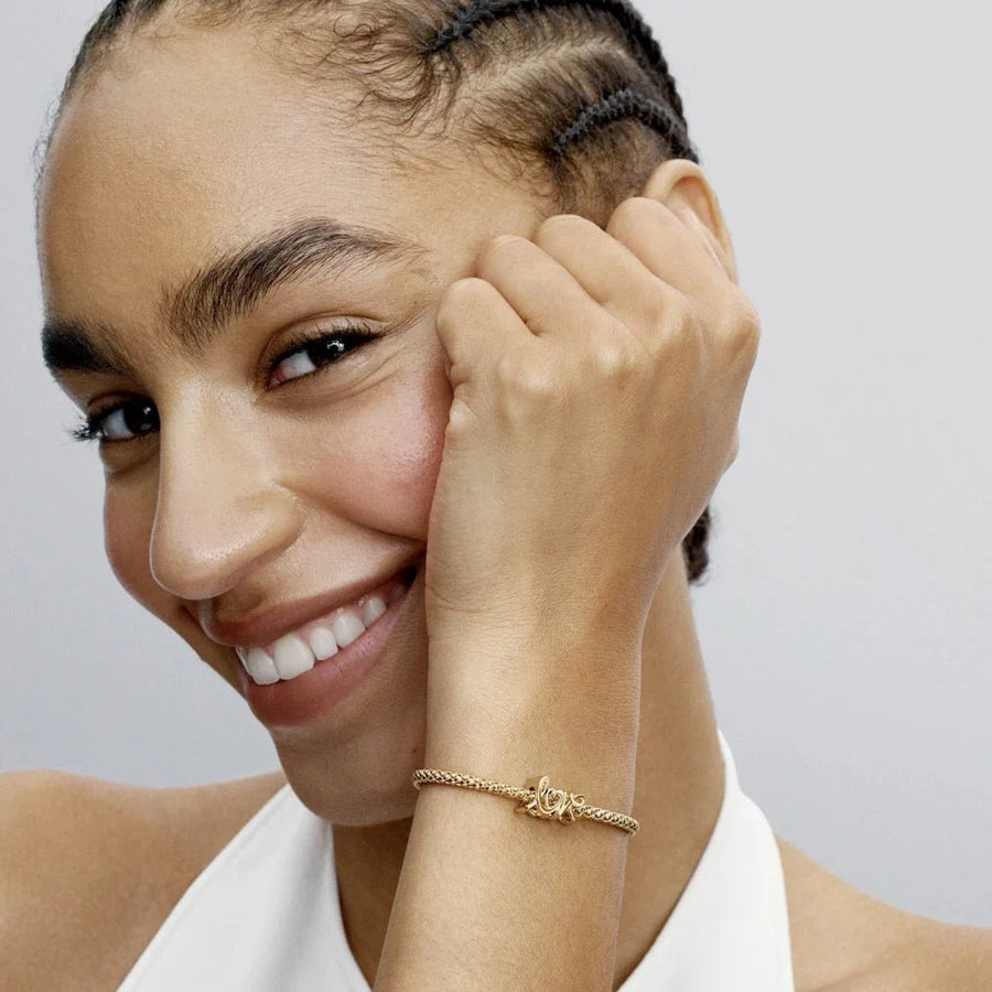 Ar roku izrakstīts mīlestības amulets