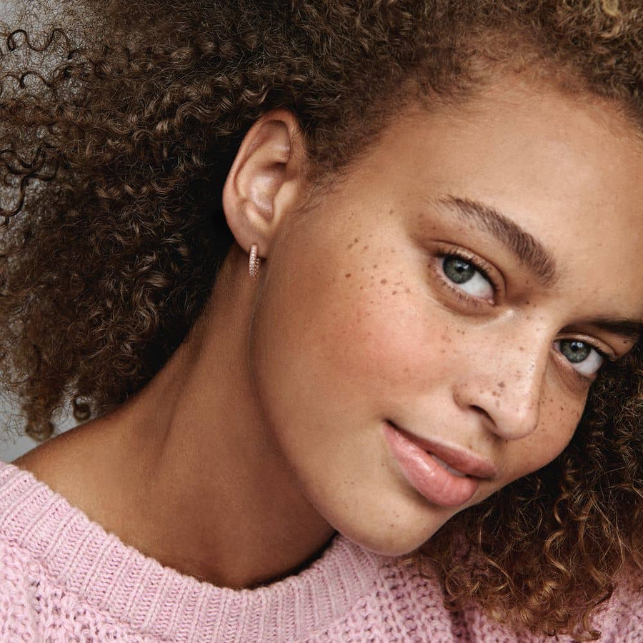 Sirsniņformas riņķa auskari ar pavé rakstu