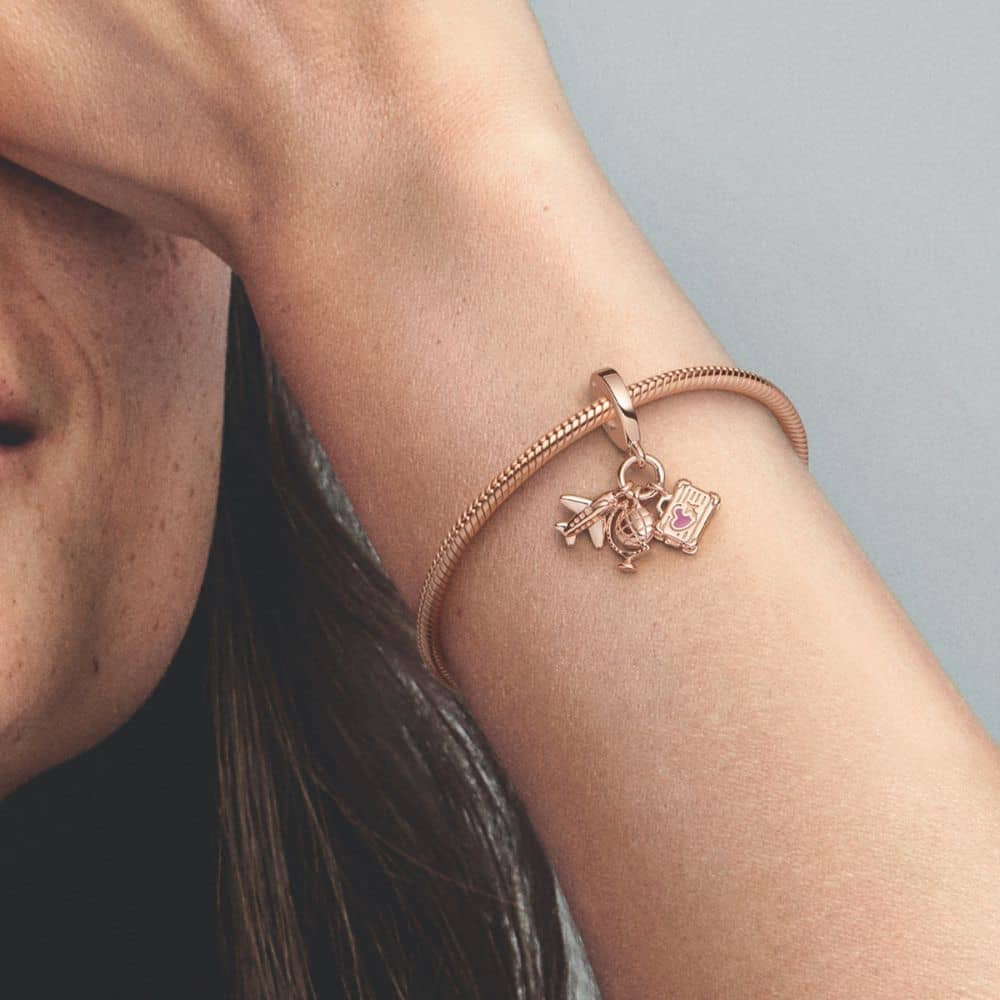 Piekarināmais trīskāršais lidmašīnas, globusa un čemodāna amulets