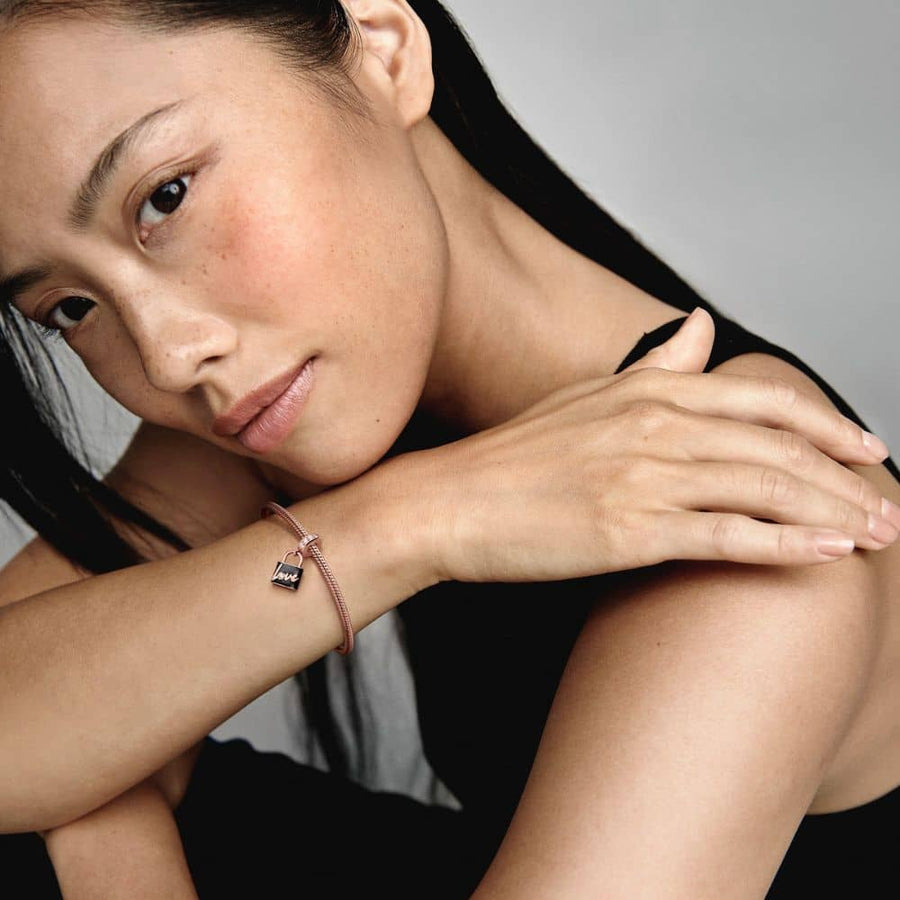 Piekarināmais rozā slēdzenes amulets