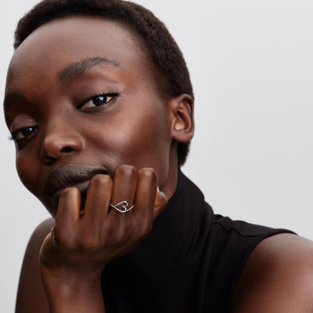 Organiskas formas sirds mazais gredzens