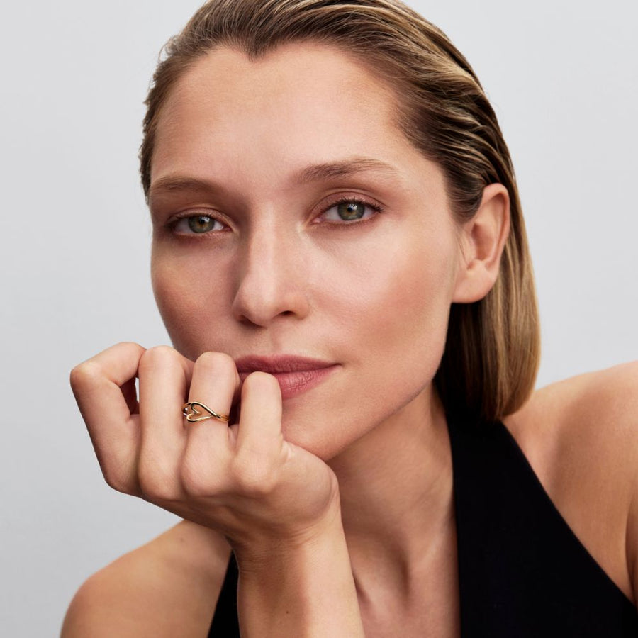 Organiskas formas sirds mazais gredzens