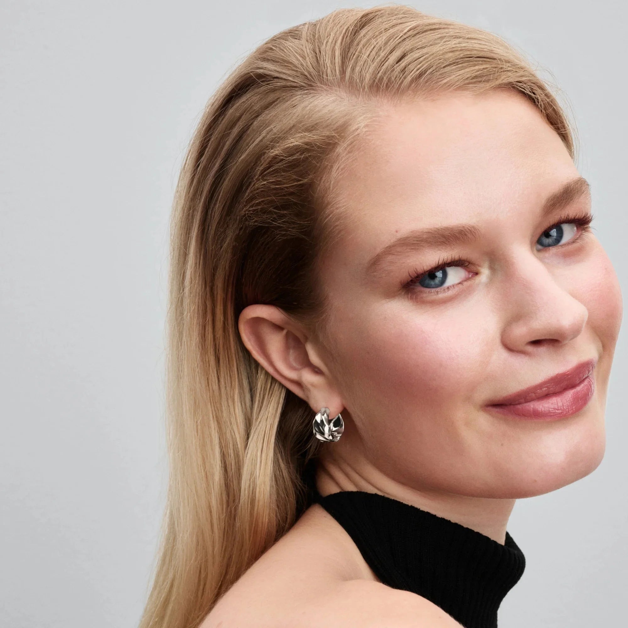 Mazi riņķveida auskari ar viļņainu tekstūru