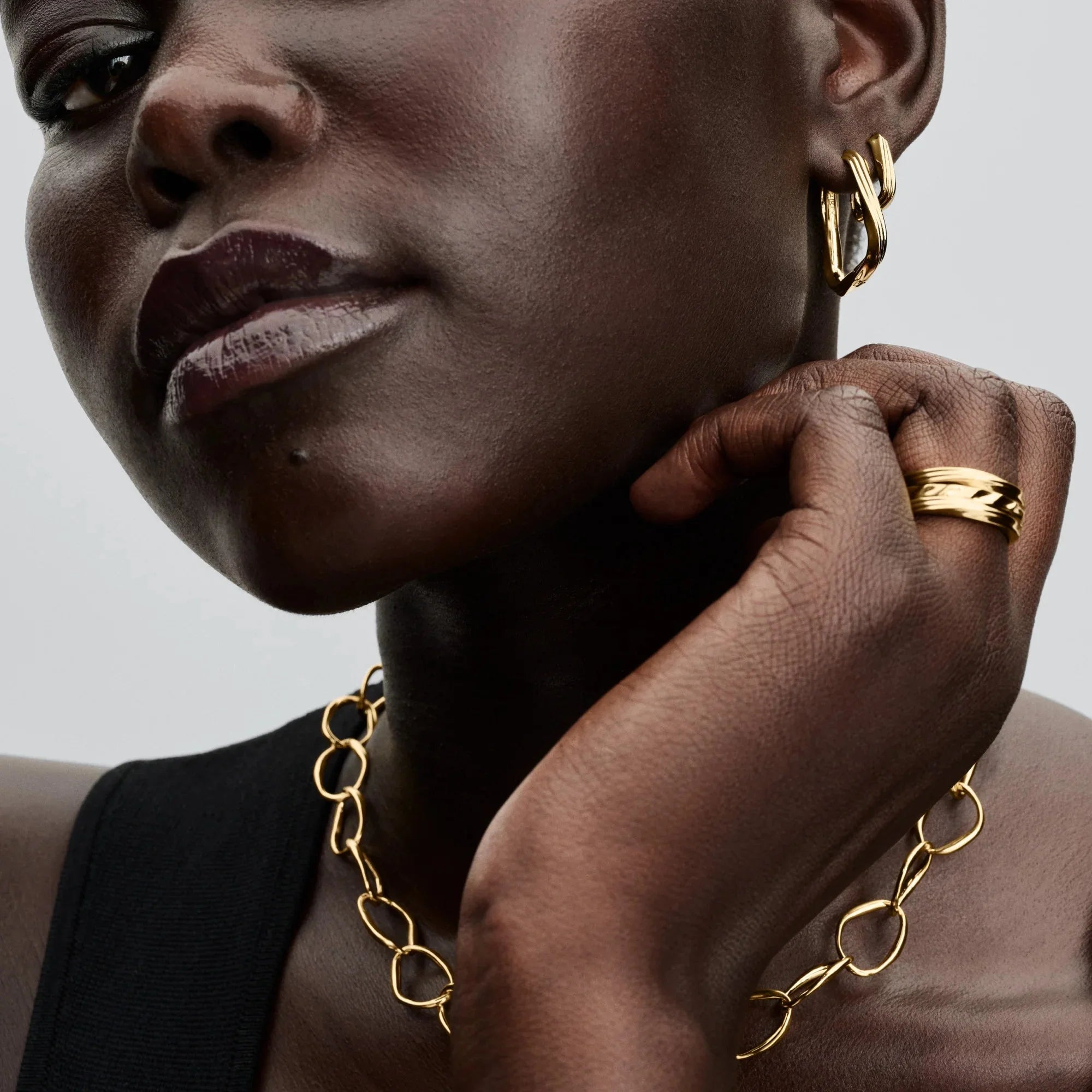 Mazi savīti trīsstūra auskari