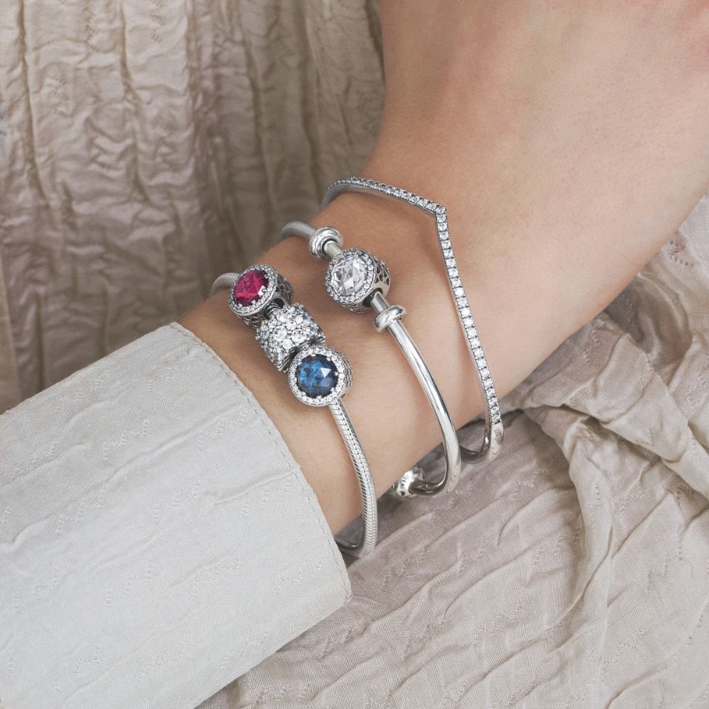 Mirdzošais tumši zilais amulets