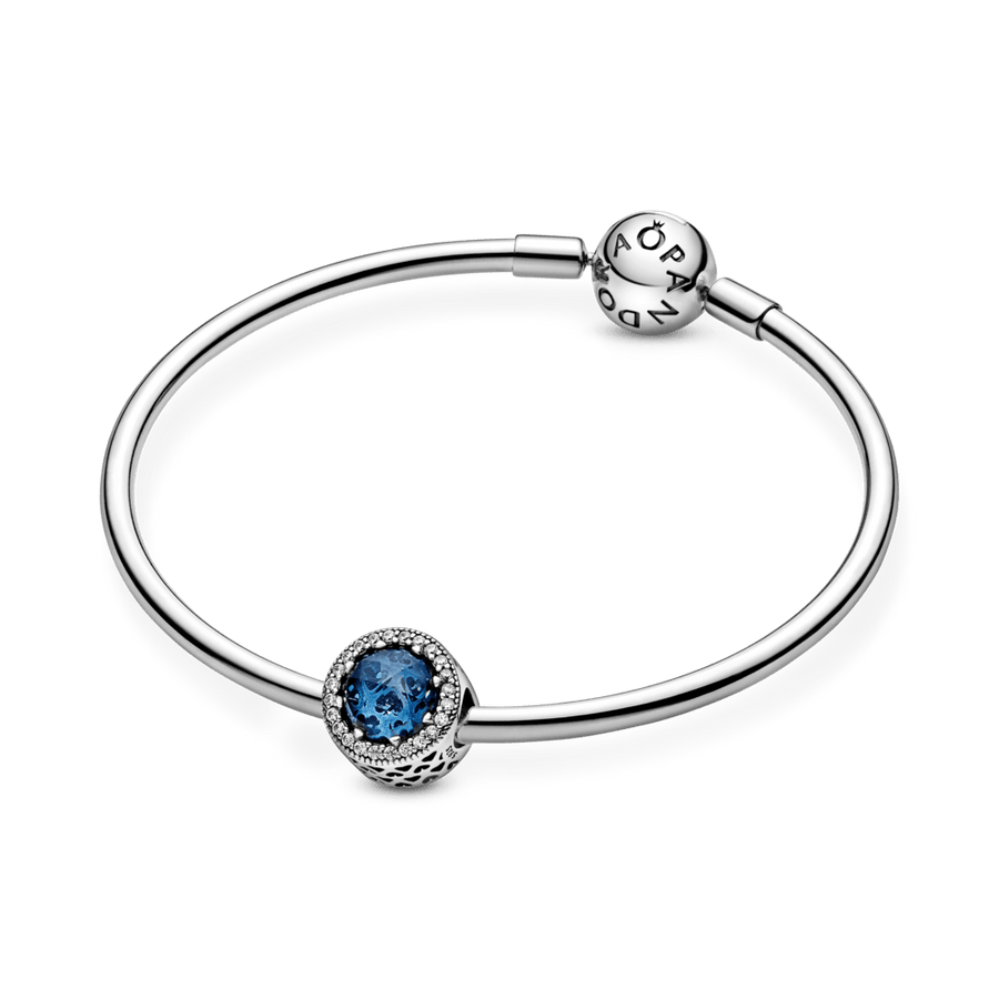 Mirdzošais tumši zilais amulets