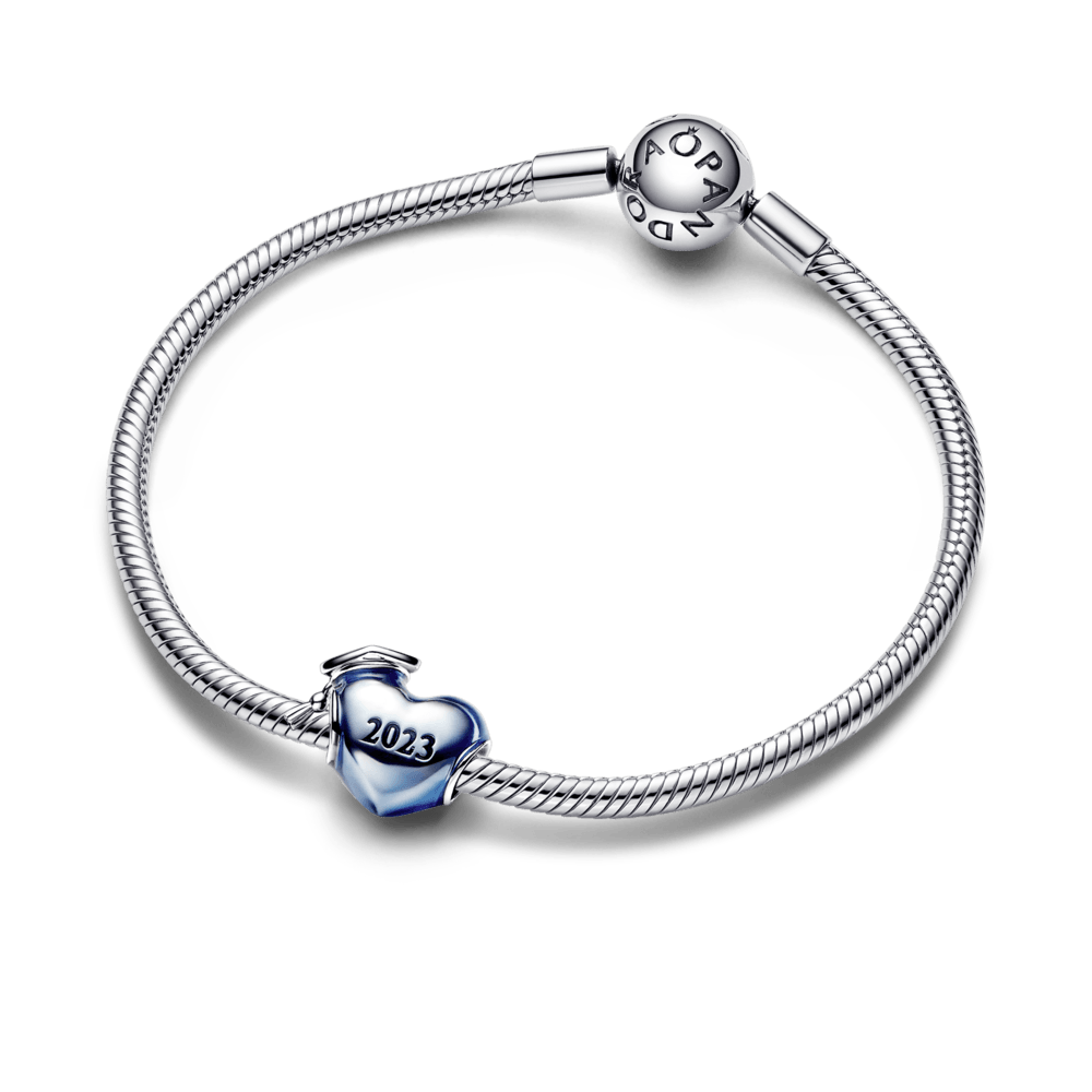 Zilais 2023. gada absolventes sirsniņamulets